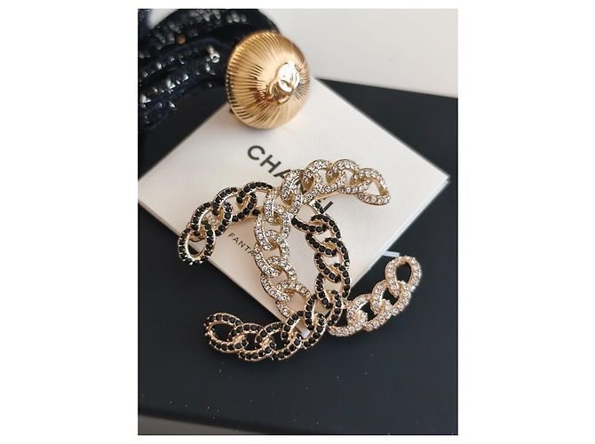 Spilla Chanel Logo CC a Catena con Strass Neri e Bianchi Nero Bianco Gold hardware - vista 8