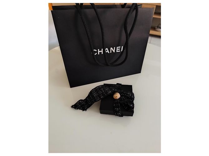 Spilla Chanel Logo CC a Catena con Strass Neri e Bianchi Nero Bianco Gold hardware - vista 9