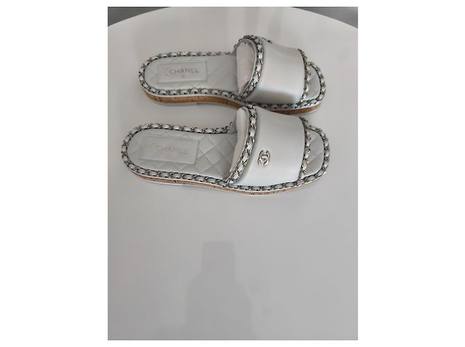 Chanel Mule in Pelle Bianca con Catena Bianco - vista 2