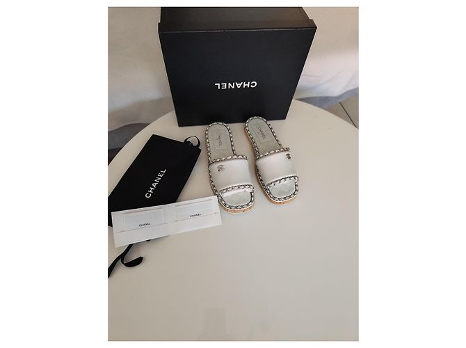 Chanel Mule in Pelle Bianca con Catena Bianco - vista 4