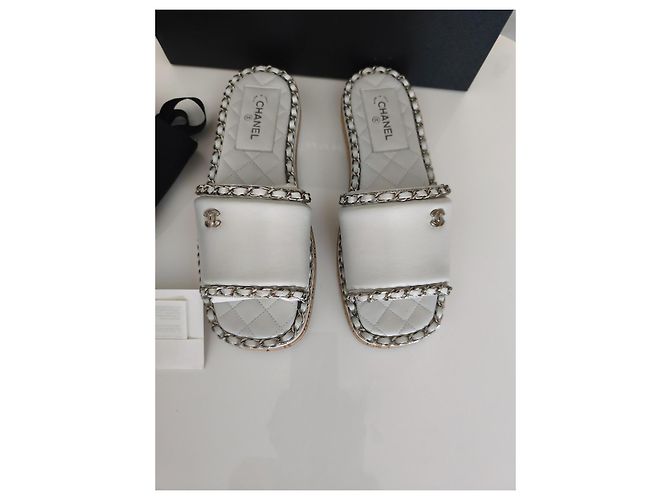 Chanel Mule in Pelle Bianca con Catena Bianco - vista 5
