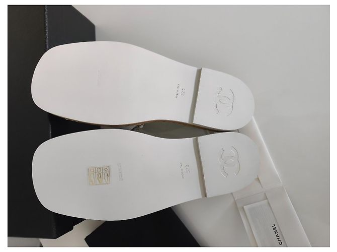 Chanel Mule in Pelle Bianca con Catena Bianco - vista 7