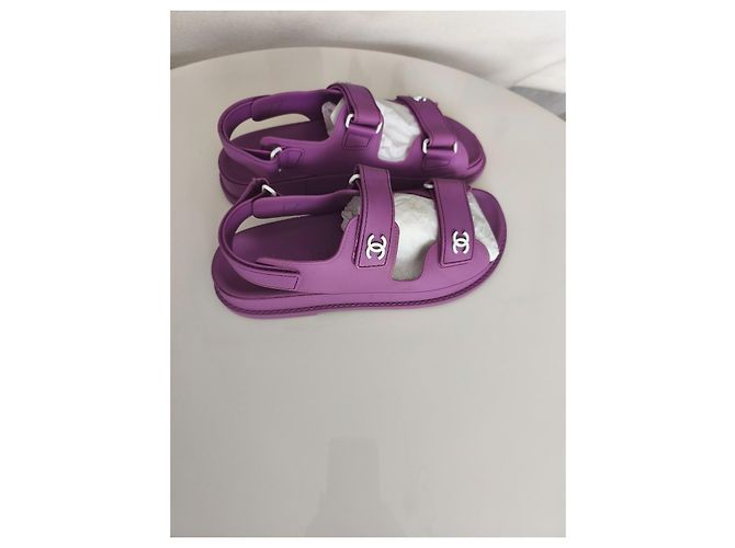 Sandali Chanel in pelle viola con logo CC Porpora - vista 2