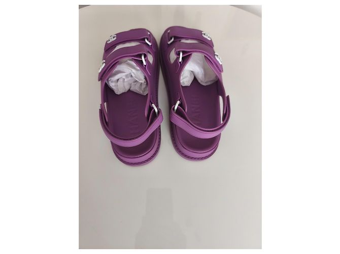 Sandali Chanel in pelle viola con logo CC Porpora - vista 3