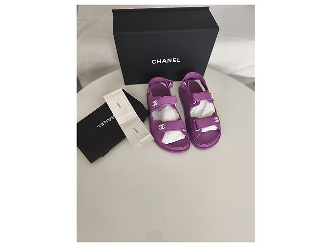 Sandali Chanel in pelle viola con logo CC Porpora - vista 4