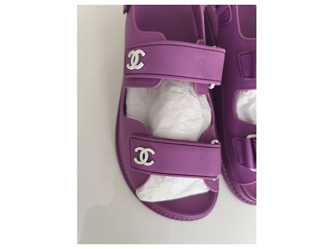 Sandali Chanel in pelle viola con logo CC Porpora - vista 5