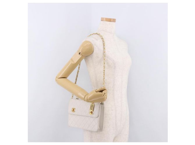 CHANEL Borsa a Catena Matelassé Double Turn Lock in Pelle di Agnello Bianca CC Auth 190079SAV Bianco D'oro - vista 34