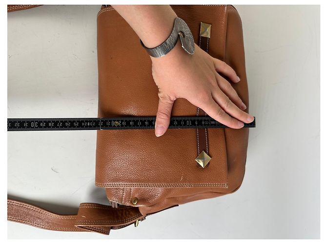 Vintage Givenchy Schultertasche aus Leder mit Nieten Braun Gold - Ansicht 13
