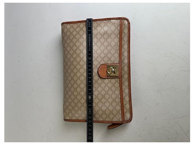 Céline Clutch Vintage Celine Monogram Canvas Beige Tan Oro - vista 10