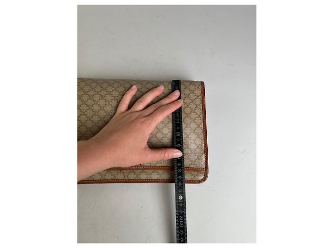 Céline Clutch Vintage Celine Monogram Canvas Beige Tan Oro - vista 11