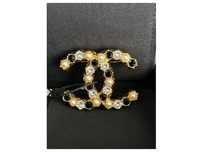 Chanel Spilla CC A20K Cristalli e Perle Nero Bianco D'oro Gold hardware - vista 2