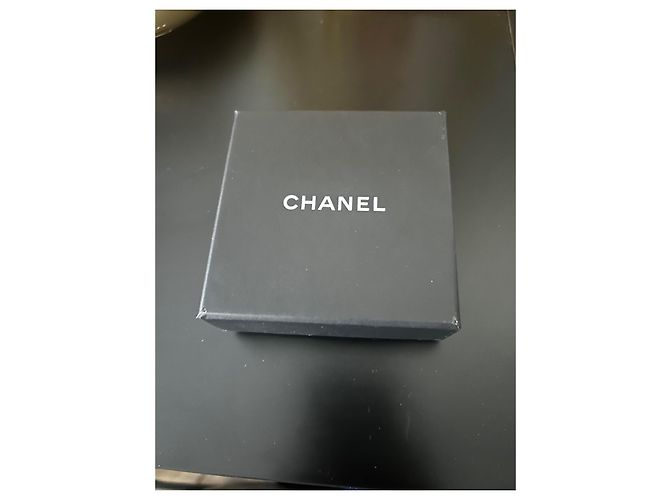 Chanel Spilla CC A20K Cristalli e Perle Nero Bianco D'oro Gold hardware - vista 8