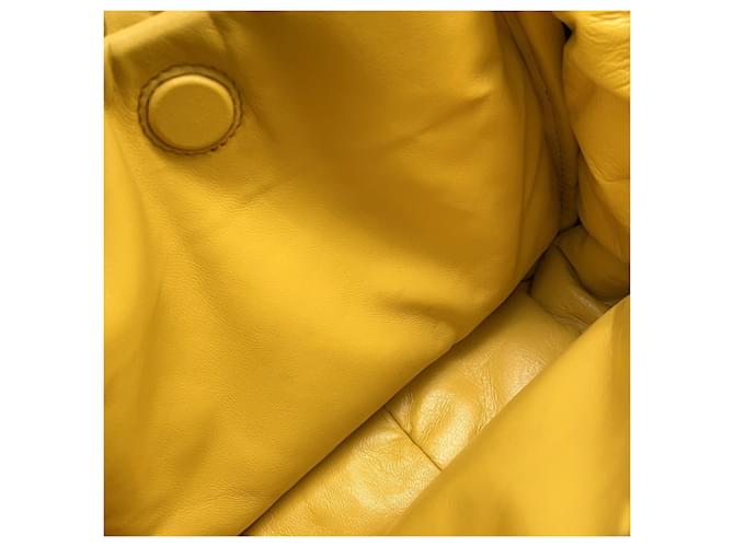 Mini borsa a mano in pelle Triangle Prada Giallo - vista 10