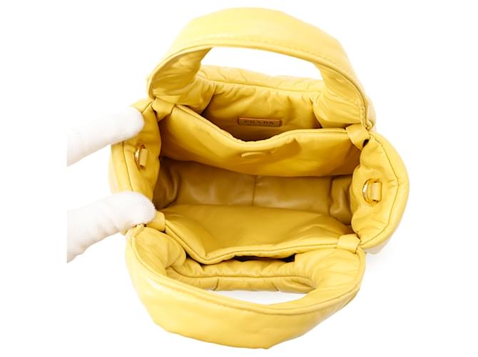 Mini borsa a mano in pelle Triangle Prada Giallo - vista 6
