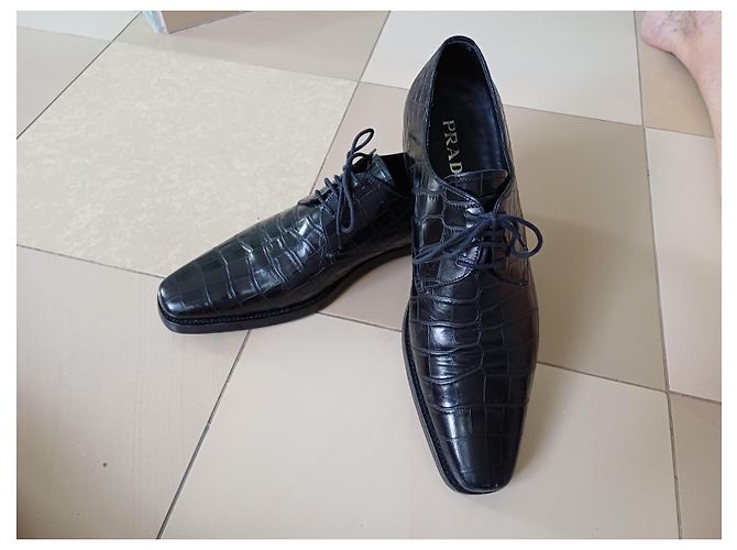 Prada Chaussures Richelieu en cuir noir embossé crocodile - vue 8