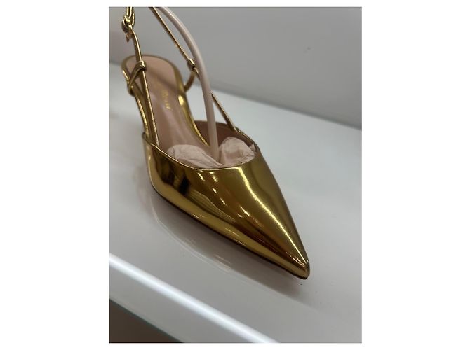 Gianvito Rossi Décolleté Slingback Dorate in Pelle D'oro - vista 4