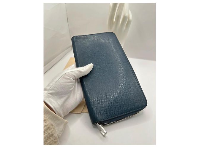 Louis Vuitton Zippy Compagno di Viaggio Pelle Taïga Blu - vista 12