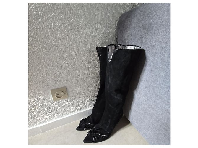 Gianfranco Ferré botas altas de ante negro - vista 3