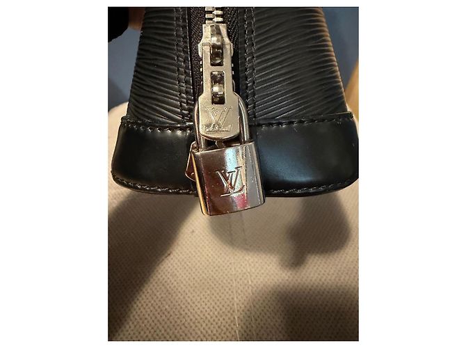 Louis Vuitton Alma BB in pelle Epi nera Nero - vista 3