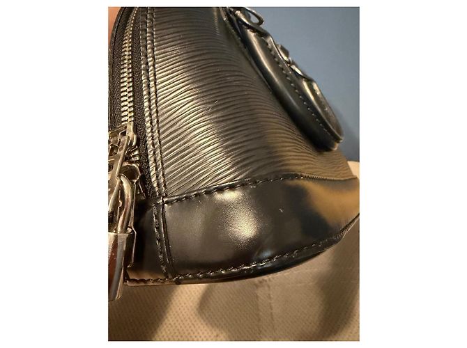 Louis Vuitton Alma BB in pelle Epi nera Nero - vista 4