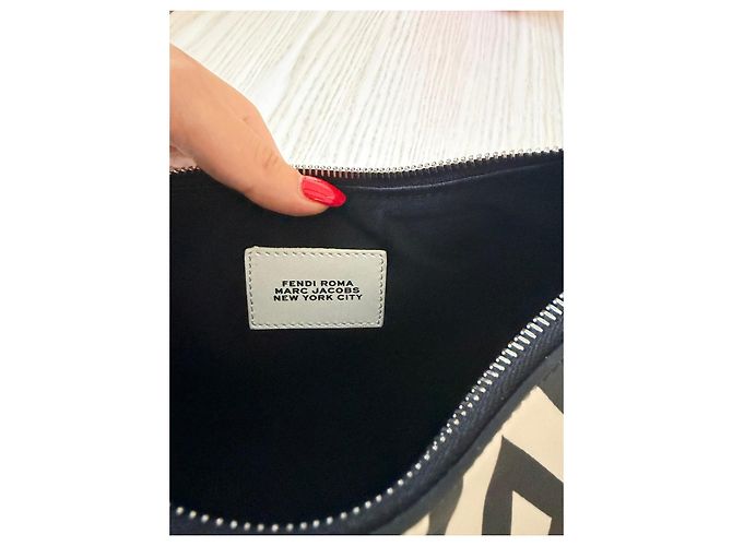 Fendi Borsa Fendigraphy Roma Monogram Nero Bianco - vista 4