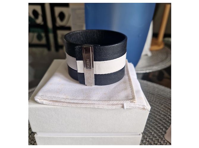 Calvin Klein Bracciale Manchette in Pelle Bianco e Nero - vista 2