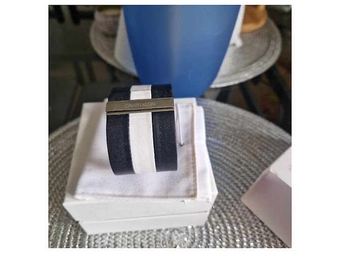 Calvin Klein Bracciale Manchette in Pelle Bianco e Nero - vista 3