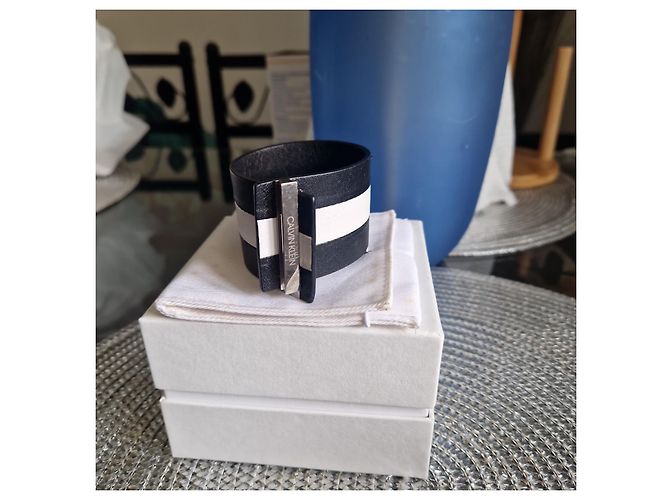 Calvin Klein Bracciale Manchette in Pelle Bianco e Nero - vista 4