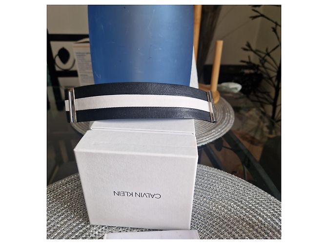 Calvin Klein Bracciale Manchette in Pelle Bianco e Nero - vista 6