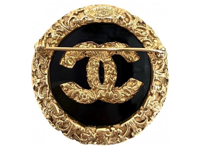Broche Vintage Chanel com o Logotipo Coco Preto Dourado - vista 2