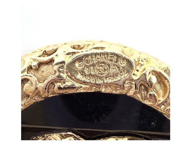 Broche Vintage Chanel com o Logotipo Coco Preto Dourado - vista 3