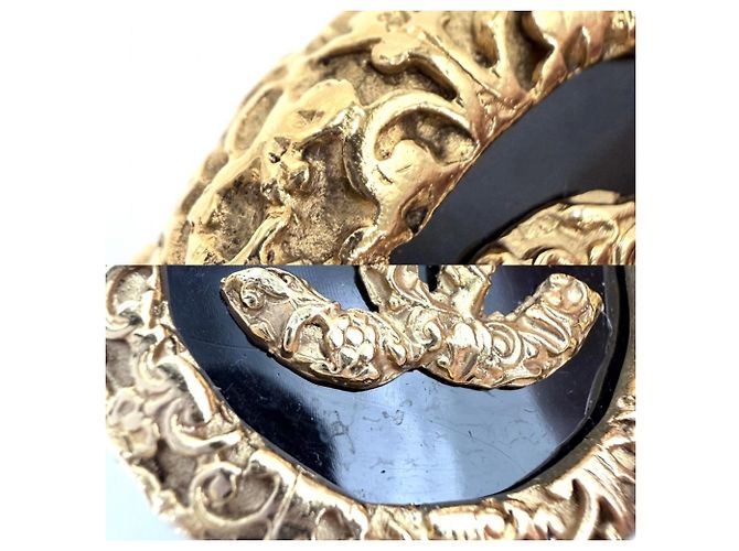 Broche Vintage Chanel com o Logotipo Coco Preto Dourado - vista 4
