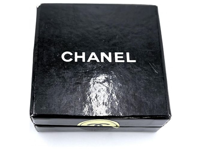 Broche Vintage Chanel com o Logotipo Coco Preto Dourado - vista 6