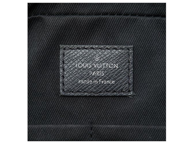 Louis Vuitton Porte Documents Voyage PM in Taiga nero a righe - vista 5