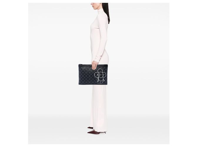 Louis Vuitton Pochette Vivienne Apollo Monogram Eclipse Nera GM Nero - vista 6