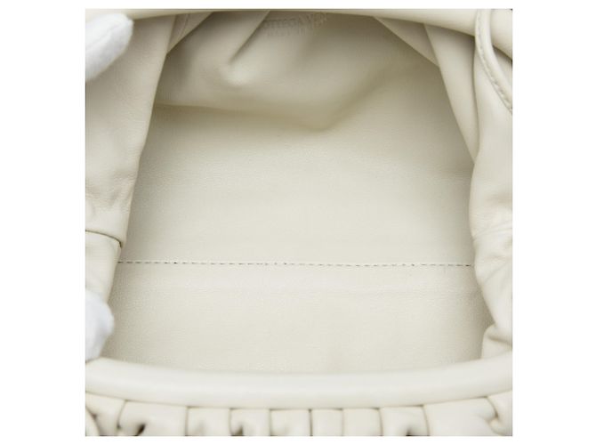 Bottega Veneta White Lambskin The Mini Pouch Crossbody - vista 4