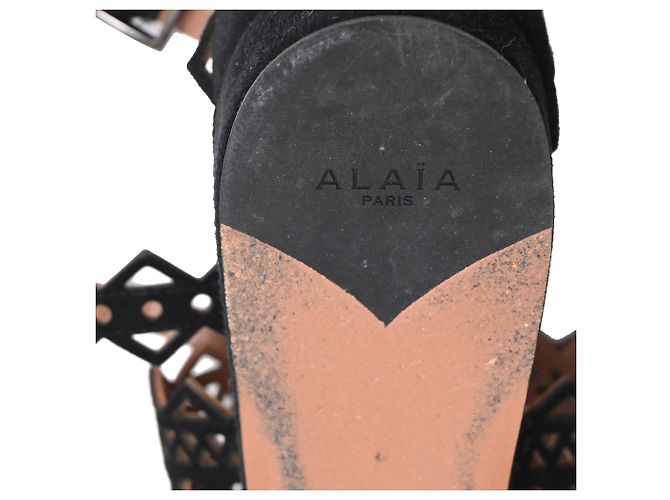 Sandali bassi open toe in scamosciato nero con taglio laser Alaïa - vista 9