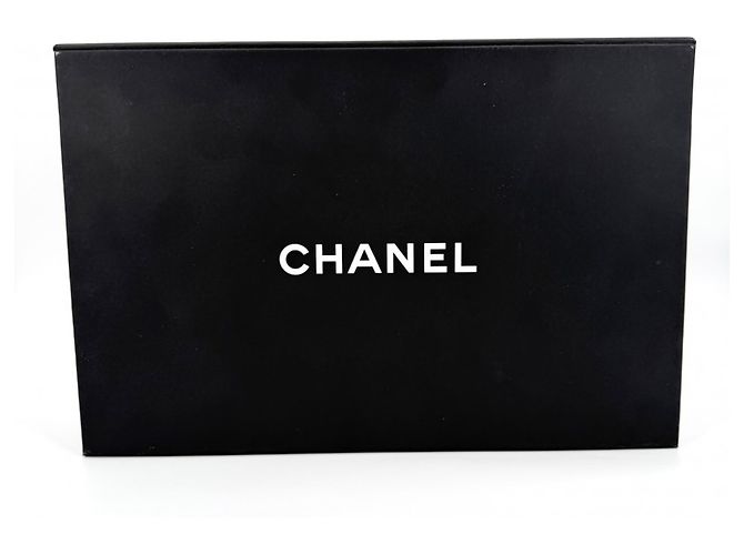 Borsa a tracolla in pelle dorata Chanel D'oro - vista 9