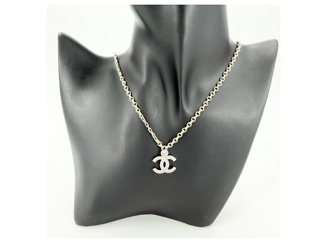 Colar Chanel em ouro e strass Dourado - vista 3