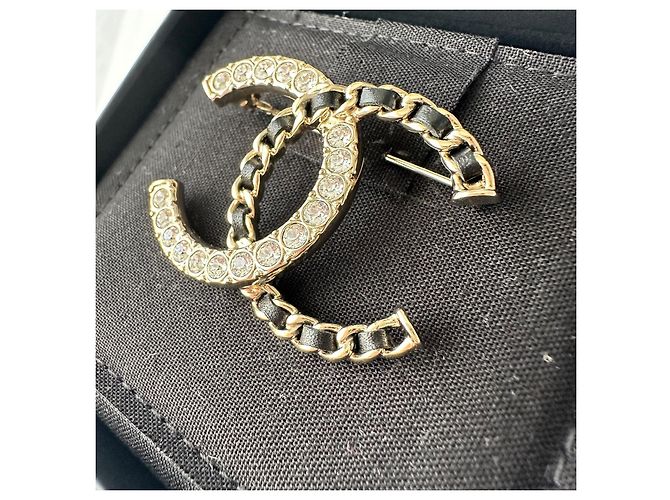 Spilla Chanel CC Logo Cristalli e Pelle Nero Gold hardware - vista 2