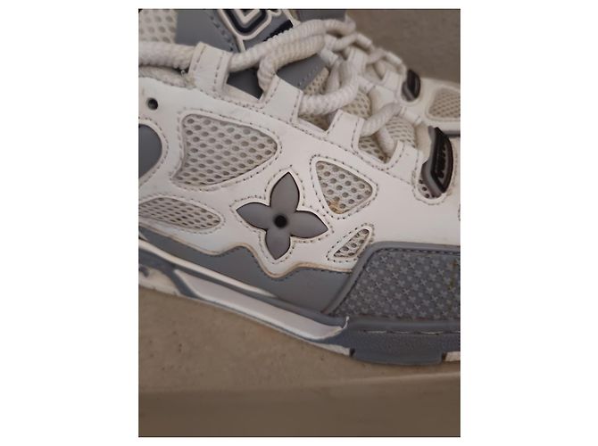 Louis Vuitton LV Trainer Sneaker Weiß und Grau - Ansicht 4