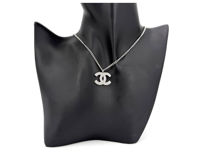 Colar Chanel Prata com Logotipo Coco - vista 3
