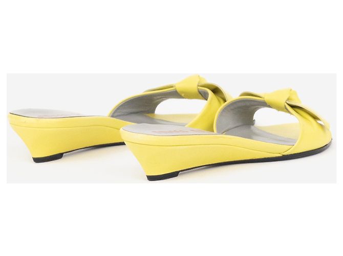 Sandálias de salto plataforma Miu Miu 2000s Bow Wedge Mule Heels Amarelo - vista 2