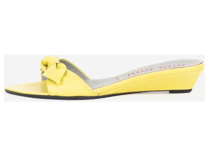 Sandálias de salto plataforma Miu Miu 2000s Bow Wedge Mule Heels Amarelo - vista 3