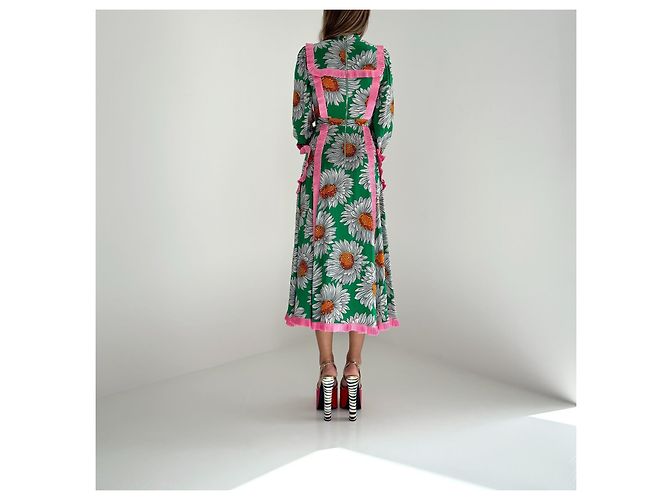 Vestido de seda Gucci Alessandro Michele Estampado Margaritas Primavera 2017 Rosa Blanco Verde - vista 2