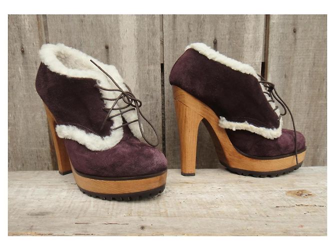 Dolce & Gabbana Botas de Cano Curto com Salto Plataforma em Camurça Ameixa e Pele Roxo escuro - vista 2