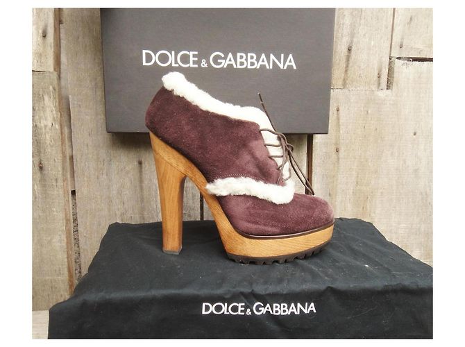 Dolce & Gabbana Botas de Cano Curto com Salto Plataforma em Camurça Ameixa e Pele Roxo escuro - vista 3