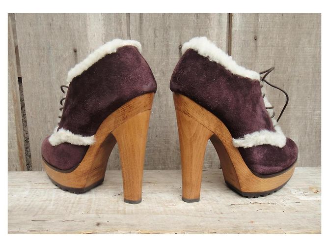 Dolce & Gabbana Botas de Cano Curto com Salto Plataforma em Camurça Ameixa e Pele Roxo escuro - vista 6