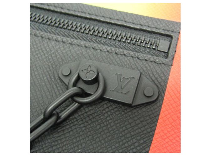 Louis Vuitton Taiga Rainbow Pochette M30347 Nero Multicolore - vista 10