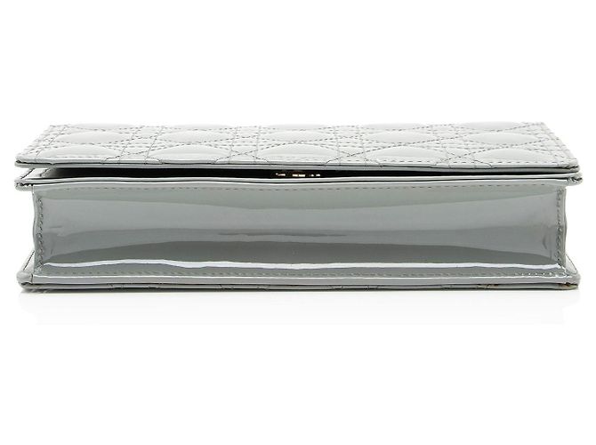 Cartera Lady Dior Cannage en piel charol con cadena Gris - vista 4